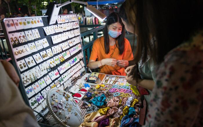 擺什么地攤賺錢快_2米地攤擺簡便貨架價格_擺地攤賣什么最賺錢